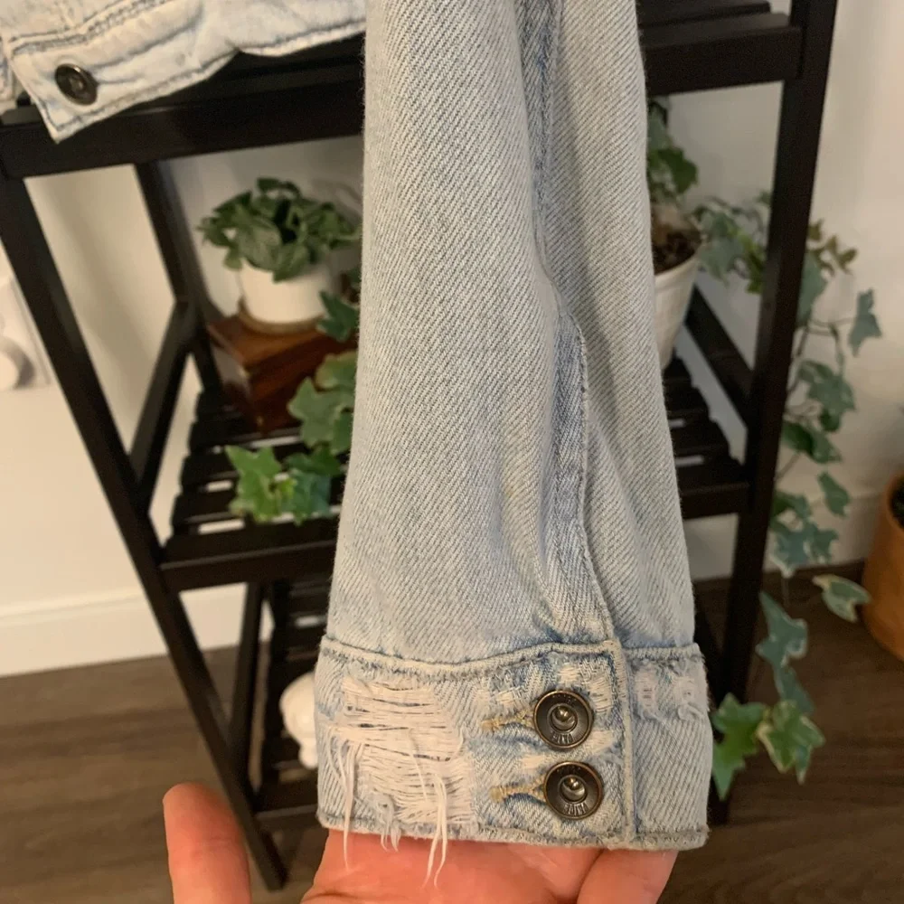 Page Distressed crop Jean jacket - Picture 6 of 9